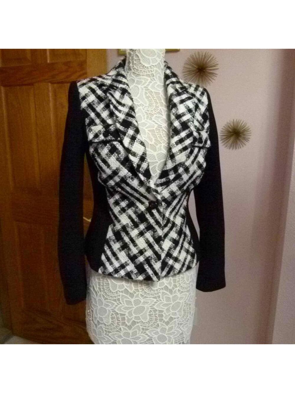 White House Black Market black white blazer jacket love this 6